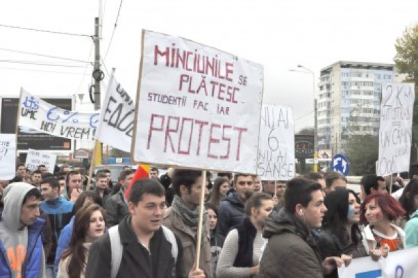 Elevii şi studenţii au ieşit în stradă: nu mai suportă subfinanţarea educaţiei